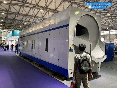 Kỹ thuật viên tìm hiểu máy giặt đường hầm tại triển lãm 2019