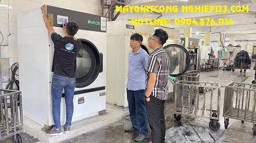 Máy giặt máy sấy công nghiệp với thiết kế chắc chắn và bền bỉ