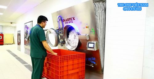 Lấy đồ giặt từ máy giặt công nghiệp Tolkar