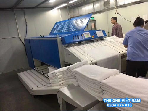 Máy gấp khăn công nghiệp cho xưởng giặt